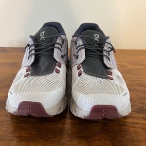 On Cloud v 5 running shoes grey with maroon size 7.5